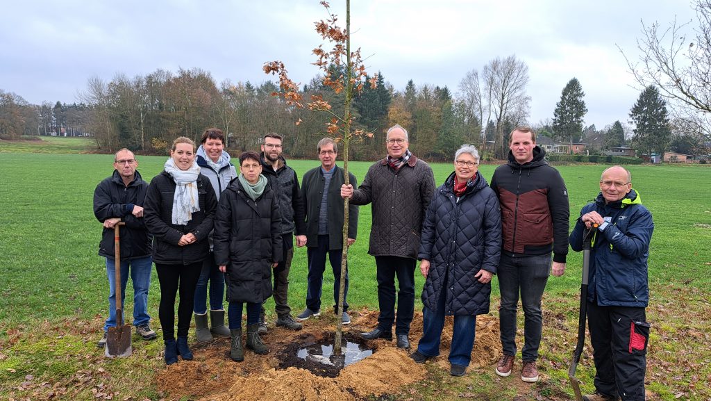 Eiche möge an das 225jährige Bestehen erinnern