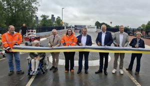 Gute Fahrt für Auto- und Radfahrer und ebenso sicheres Überqueren für die Fußgänger